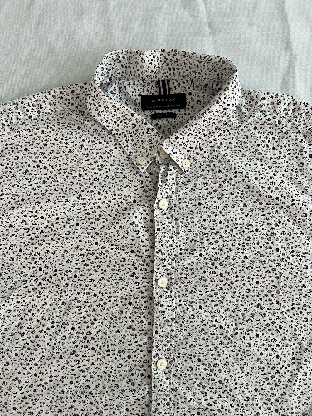 Zara Men's White Button-Down Shirt with Small Black Floral Print
